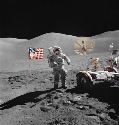 Astronaut Eugene Cernan loopt naar LRV tijdens EVA door Unbekannt