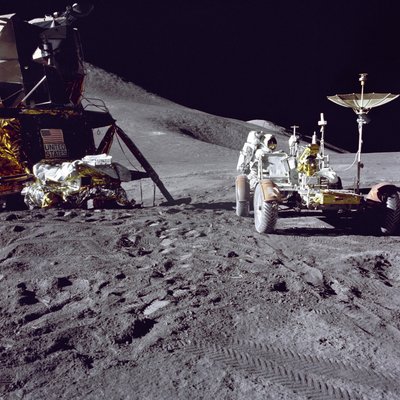 Astronaut James Irwin laadt het Lunar Roving Vehicle op de Hadley-Apennine landingsplaats door Unbekannt
