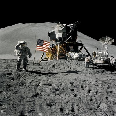 Astronaut Jim Irwin groet de Amerikaanse vlag tijdens de Apollo 15 missie door Unbekannt