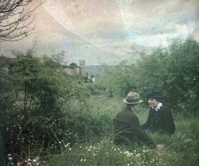 Autochrome anoniem - Touraine en zijn kastelen: Het paar van C bij het kasteel, Chinon, Frankrijk door Unbekannter Künstler