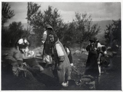 Balkan Schiereiland: Vrouwen voor een pot op een vuur - Ansichtkaart 1914-1918 door William M. Timlin