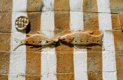 Bas-reliëf van twee vissen op de omheining van het Gomateshwara-beeld door Unbekannt