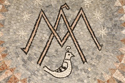 Basiliek van de Aankondiging, de letter M symbool van de Maagd Maria door Unbekannt