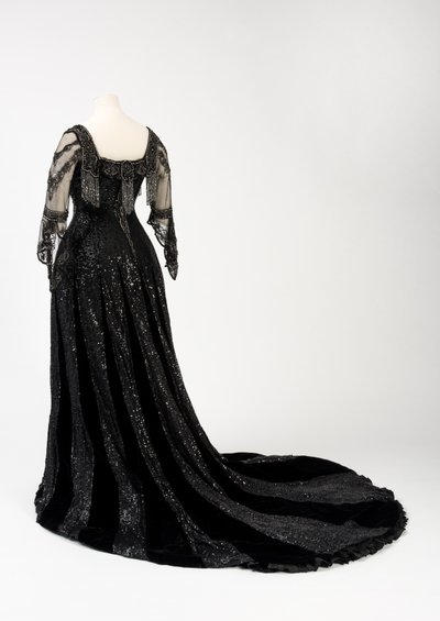 Zwarte avondjurk gedragen door koningin Alexandra, met kralen- en paillettenversiering en de handtekening van koningin Alexandra, gemaakt door Barolet van Knightsbridge, Londen 1908-1910 door Unbekannt
