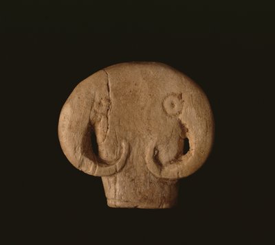 Stierenkop amulet, pre-dynastiek Egyptisch, Naqada IIa, c.3500 voor Christus door Unbekannt