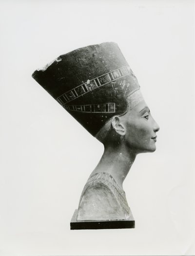 Buste van Koningin Nefertiti, zijaanzicht, kopie van buste in het Aegyptisches Museum, SMPK, Berlijn door Unbekannt