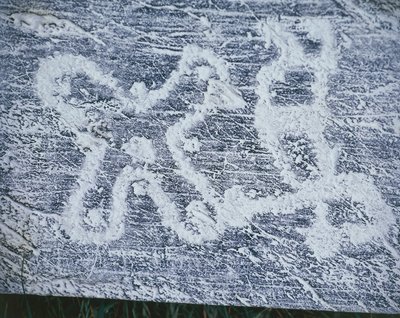 Camunische roos, kopie van rotstekeningen in de Valcamonica-vallei, houtskooltekening, frottagetechniek door Benjamin Baud