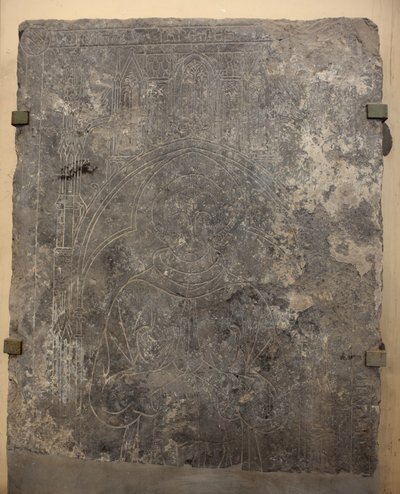 Kathedraalcollectie. Fragment van een stenen plaat. Bas-reliëf. Een kerkfunctionaris. Oorsprong kerk (Saint-Quentin van Doornik. Eind 13e eeuw. Detail. door Unbekannter Künstler