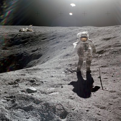Charles M. Duke Jr., maanmodulepiloot van de Apollo 16-missie, verzamelt maanstalen aan de rand van Plum Crater, april 1972 door Unbekannt