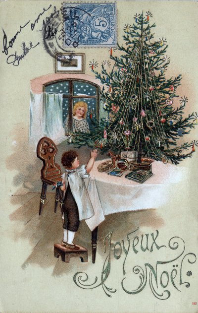 Kerstkaart: een kind voor een kerstboom poseert op een tafel, geobserveerd door een engel in het raam door Unbekannt