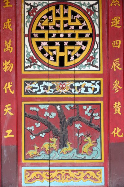 Chua Ong boeddhistische pagode. Versierde tempeldeur. Hoi An. Vietnam door Unbekannt