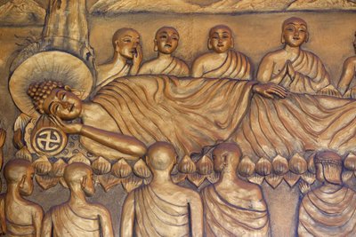 Chua Thiep Long boeddhistische pagode. Liggende Boeddha. Na 45 jaar het Dharma onderwezen te hebben, ging de Boeddha over in Parinirvana. Beeld. Thay Ninh. Vietnam door Unbekannt