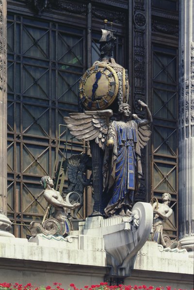 Klok van de buitenkant van het warenhuis, ontworpen door Daniel Burnham in overleg met Frank Swales, uitgevoerd door R.F. Atkinson en voltooid door Sir John Burnett in 1928 door Unbekannt