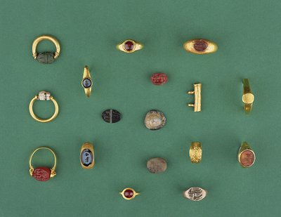 Collectie van Romeinse, Etruskische en Hellenistische sieraden inclusief een Fenicische scarabeëring, een camee, amulethouders en een agaat intaglio, variërend van de 6e eeuw v.Chr. tot de 4e eeuw n.Chr. door Unbekannt