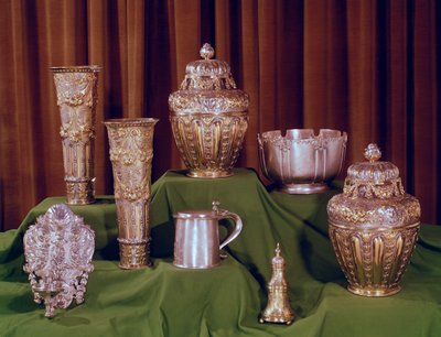 Collectie van zilveren en vergulde zilveren stukken, voor 17e eeuw door Unbekannt