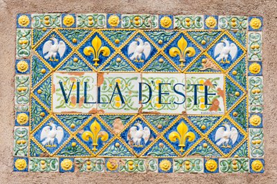 Gekleurde geglazuurde terracotta plaat; Villa d