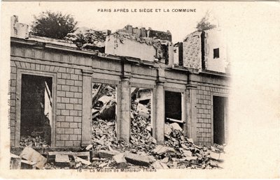 Commune van Parijs (1871): het herenhuis van Adolphe Thiers werd verwoest na de confiscatie van zijn eigendom in mei 1871 door Unbekannt
