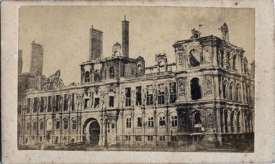 Commune van Parijs (1871): zicht op het stadhuis na de brand van mei 1871 door Unbekannt