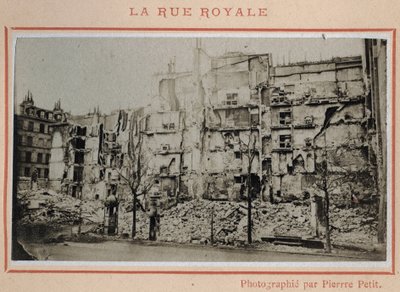 Commune van Parijs (1871): uitzicht op de ruïnes van de Rue Royale in Parijs in mei 1871 door Unbekannt
