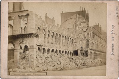 Commune van Parijs: uitzicht op de ruïnes van het Ministerie van Financiën in Parijs in mei 1871. Fotografie J.R. Dim. 16,3X10,8 cm door Unbekannt