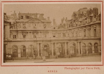 Commune van Parijs (1871): zicht op het Palais-Royal (Palais Royal) in Parijs na de brand van mei 1871. Fotografie van Pierre Pepetit door Unbekannt