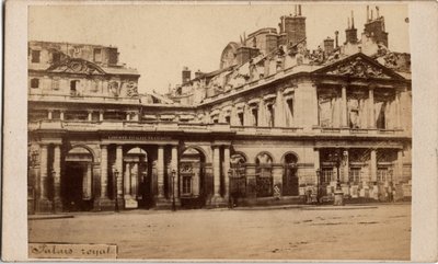 Commune van Parijs (1871): zicht op het Palais-Royal na de brand van mei 1871. Anonieme fotografie door Unbekannt