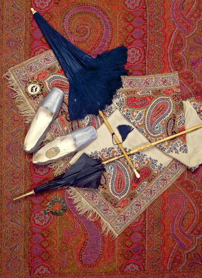 Kostuumaccessoires 1845-70, inclusief schoenen van Slade uit Cheltenham en sieraden door Unbekannt