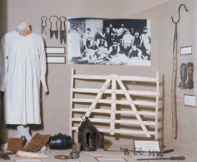 Cotswold wolindustrie display, inclusief smock, midden 19e eeuw door Unbekannt
