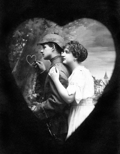 Verliefd stel: de man grijpt een hart op een boomstam voordat hij zijn geliefde verlaat om naar de oorlog te gaan (Eerste Wereldoorlog 1914-1918). Fotografie rond 1915. door Unbekannter Künstler