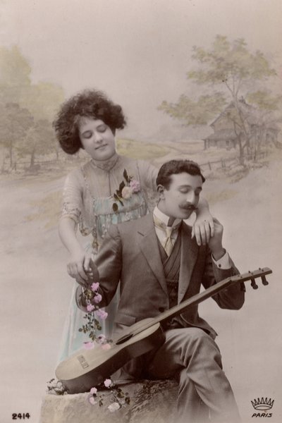 Koppel met bloemen en Spaanse gitaar, Frankrijk, ca. 1910 (ansichtkaart) door Unbekannter Künstler