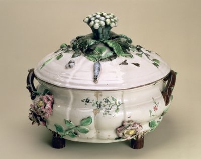 Gedekte terrine, versierd met aangebrachte ornamenten van bloemen en groenten, door Johan Ludwig Eberhard Ehrenreich, Marieberg, eind 18e eeuw door Unbekannt