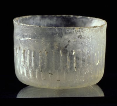 Beker met wielgesneden decoratie, uit Syrië of Egypte, Islamitische Periode, ca. 900 AD door Unbekannt