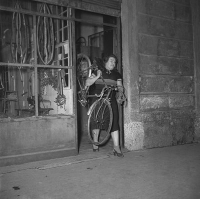 Fietser Alfonsina Strada (Alfonsa Rosa Maria Morini) die haar winkel verlaat op Varesinastraat 80, Milaan, Italië door Unbekannter Künstler