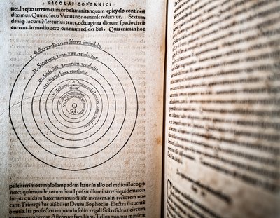 De revolutionibus door Nicolaus Copernicus door Alec Hunter