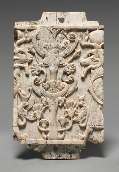 Decoratieve Plaque: Ramshoofdige sfinxen flankeren een heilige boom, 900-800 v.Chr. door Unbekannt