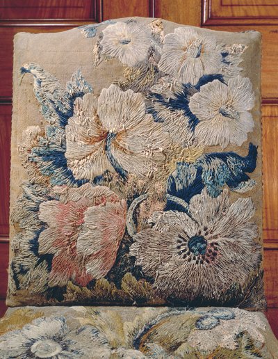 Detail van een omslag gemaakt door Jane Allgood, buitenmaatse bloemen uitgevoerd in lange en korte steken in crewel en zijden chenille, oude gouden achtergrond in tentsteek door Unbekannt