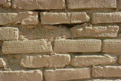 Detail van bakstenen met spijkerschriftinscripties van de Ziggurat, gebouwd door de Elamitische koning Untash-Gal (ca. 1265-46 v.Chr.) door Unbekannt