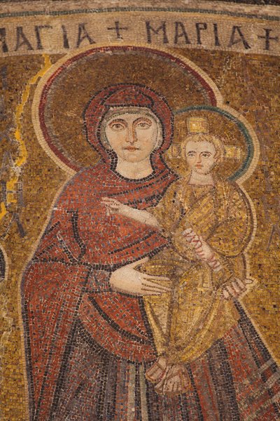 Detail van het Mozaïek uit de 6e eeuw in de kerk van Panagia Angeloktistos in Kiti, die de Maagd Maria en Jezus tussen de twee aartsengelen Michel en Gabriel voorstelt Regio Larnaca, Cyprus door William M. Timlin