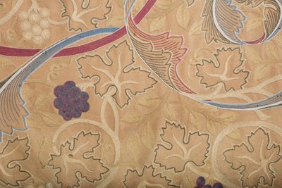 Detail van het geborduurde dossal ontworpen door William Morris, tentoongesteld aan de oostmuur van het priorkerkkoor door Unbekannter Künstler