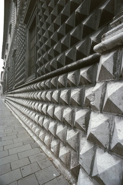 Detail van de gevel van Palazzo dei Diamanti, Ferrara, Italië door Benjamin Baud
