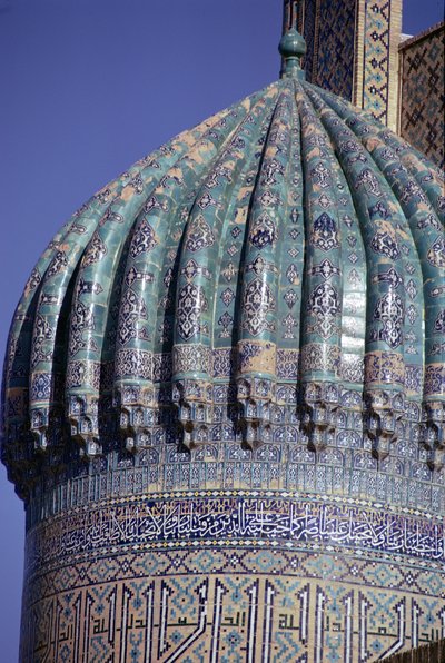 Detail van de betegelde koepel van de Shirdar Madrasa, Timuridische periode, Rigestanplein, ca. 1619-35 (foto) door Unbekannt