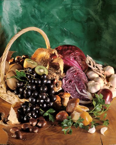 Dieet: stilleven van zwarte druiven, knoflook, ui, knoflookteen, peterselie, champignon, kastanje, kiwi en rode kool. door William M. Timlin