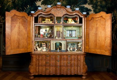 Poppenhuiskast gemaakt door Sara Ploos van Amstel (overleden 1760) 1743 door Unbekannt
