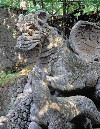 Draak die een leeuw aanvalt (detail), sculptuur uit de Parco dei Mostri (Monster Park) tuinen aangelegd tussen 1550-63 door de Hertog van Orsini, naar ontwerpen van Giacomo Barozzi da Vignola (1507-73) door Unbekannt