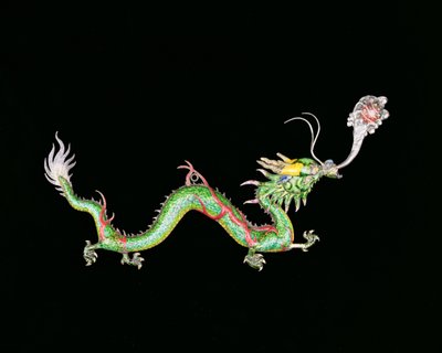 Draak die een vlammende parel achtervolgt, decoratief detail van de basis van een Chinese export zilveren jardiniere gemaakt door Chongwoo, eind 19e eeuw door Unbekannt