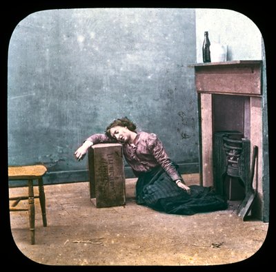 Dronken vrouw op de vloer voor de open haard, ca. 1895 door Unbekannt