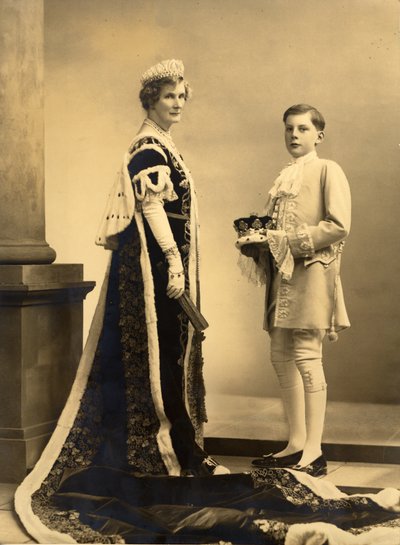Hertogin Evelyn en Michael Baillie bij de kroning van George VI, door Speight Ltd door William M. Timlin