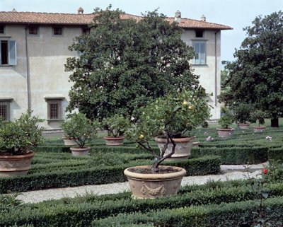 Buitenaanzicht van de villa Medicea di Castello en tuin door Unbekannt