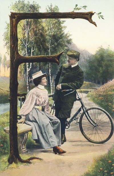 F : Een man in fietskleding leunt op zijn fiets en praat met een vrouw die op een bank zit. Landelijke omgeving - Alphabet personages Ref Th. E., L. Theochrom - Serie 994. Theodor Eisman, uitgever, Leipzig door Unbekannt