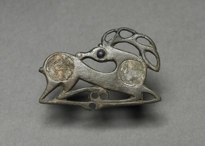 Fibula in de vorm van een liggend hert, ca. 400 door Unbekannt